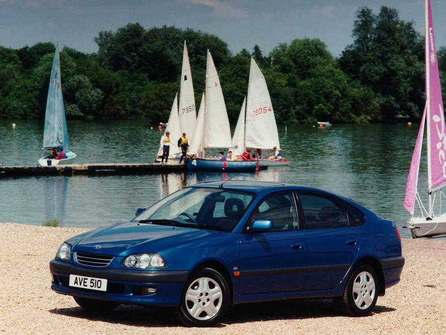  Toyota Avensis Hatchback 1997 года  (UK) (фото 1 из 3)